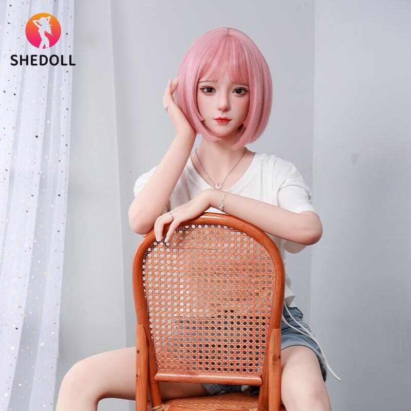 [SHEDOLL]顧小雨 158cm 蜜桃學姊|露背白裙+粉發細框鏡|自然C杯 | 可盤腿坐立姿勢